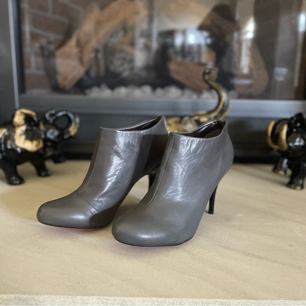 Beautiful gray leather stiletto boots!
